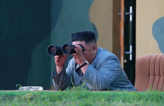 الزعيم الكوري الشمالي كيم جونج أون يتابع تجربة إطلاق صواريخ قصيرة المدى في صورة بدون تاريخ نشرتها وكالة الأنباء المركزية الكورية يوم 26 يوليو تموز 2019. (صورة لرويترز ويتم توزيعها كما تلقتها كخدمة لعملائها. هذه الصورة للأغراض التحريرية فقط. ليست للبيع ولا يسمح باستخدامها في حملات تسويقية أو إعلانية).